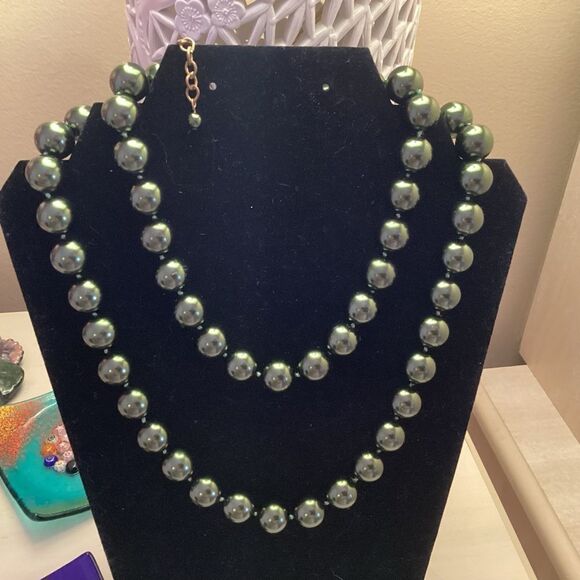 LaRadiant Brand 14 mm Simulated Glass Pearls in Green - Picture 1 of 7